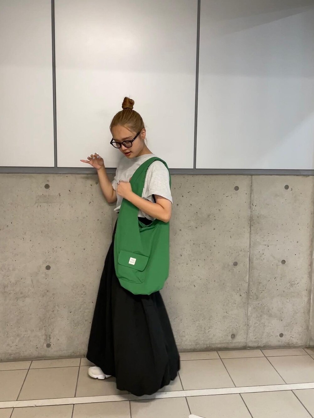 グレー系のTシャツ/カットソー、ブラック系のスカートを着用したレディースの夏コーディネートの2枚目の写真