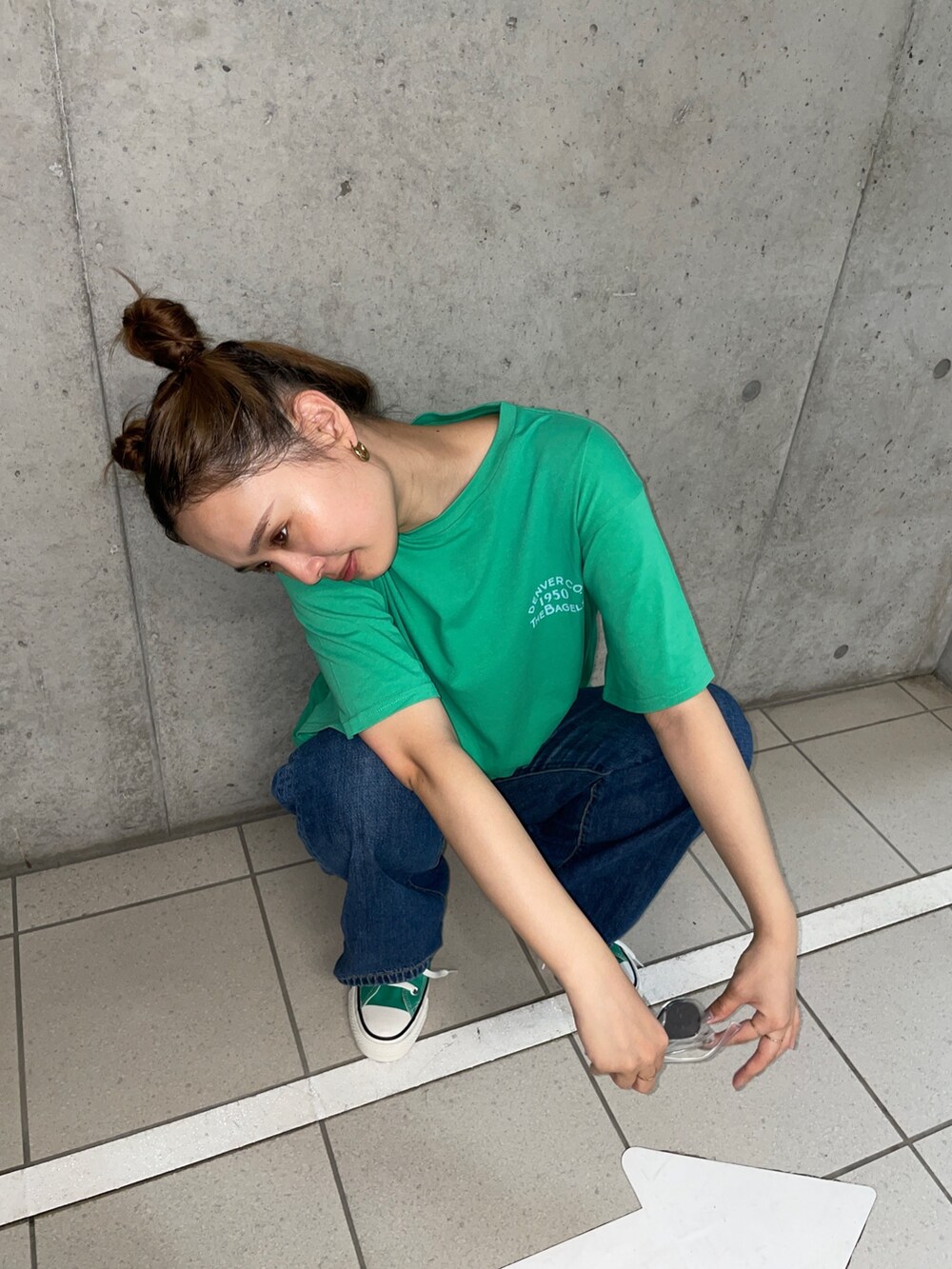 ブルー系のデニムパンツ、オレンジ系のTシャツ/カットソーを着用したレディースの夏コーディネートの3枚目の写真