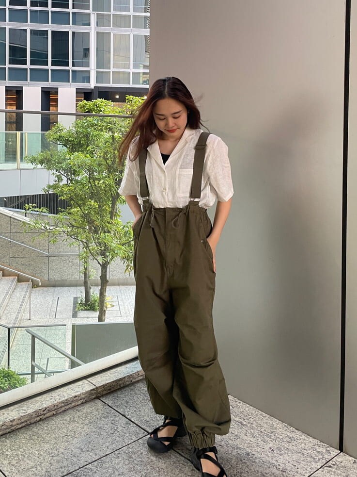 ベージュ系のサロペット/オーバーオール、ホワイト系のシャツ/ブラウスを着用したレディースの春コーディネートの2枚目の写真