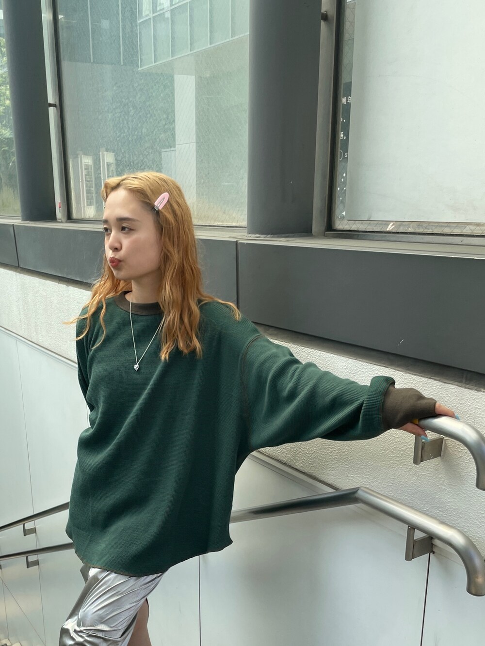 シルバー系のスカート、グリーン系のTシャツ/カットソーを着用したレディースの夏コーディネートの2枚目の写真