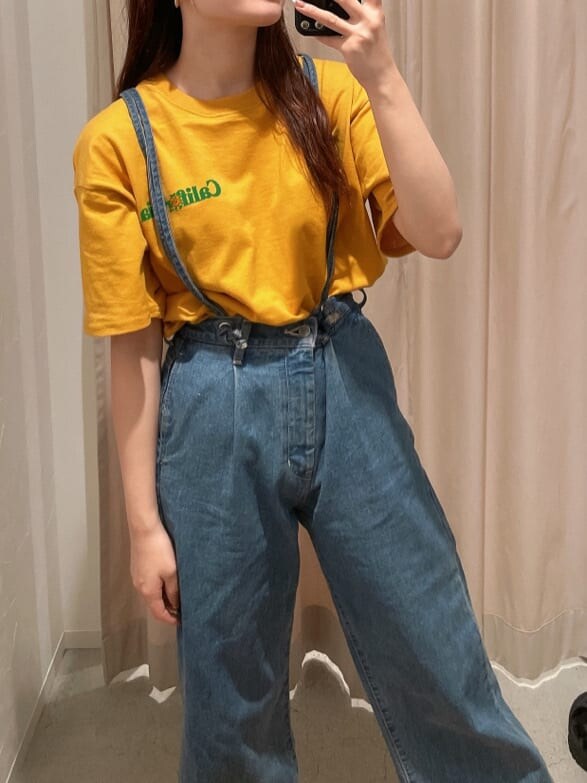 ブルー系のデニムパンツ、イエロー系のTシャツ/カットソーを着用したレディースの春コーディネートの6枚目の写真