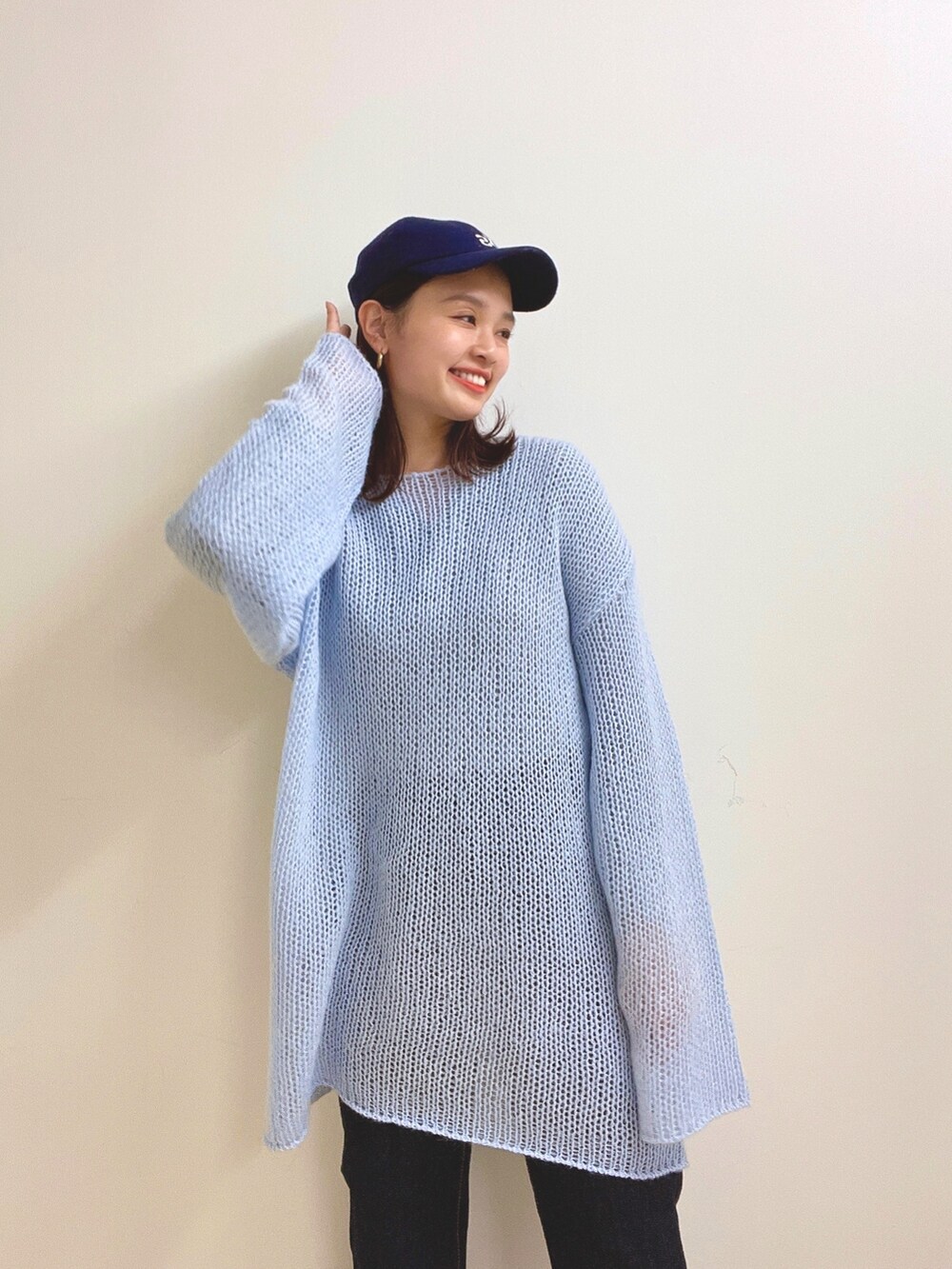 ブルー系のデニムパンツ、ブルー系のニット/セーターを着用したレディースの冬コーディネートの6枚目の写真