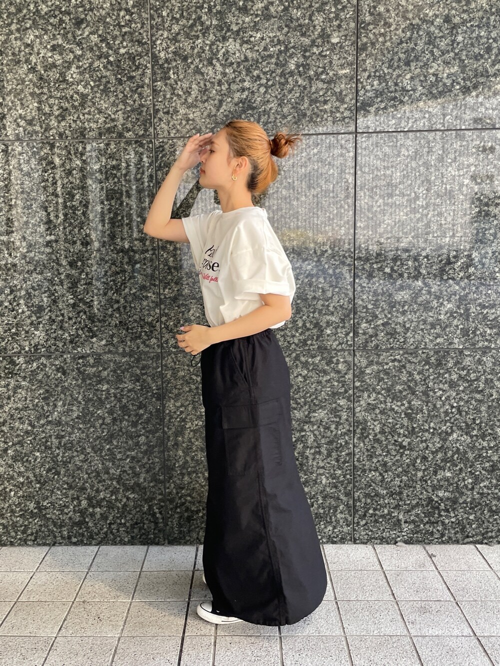 ホワイト系のTシャツ/カットソー、ブラック系のスカート、その他のサングラスを着用したレディースの春コーディネートの5枚目の写真