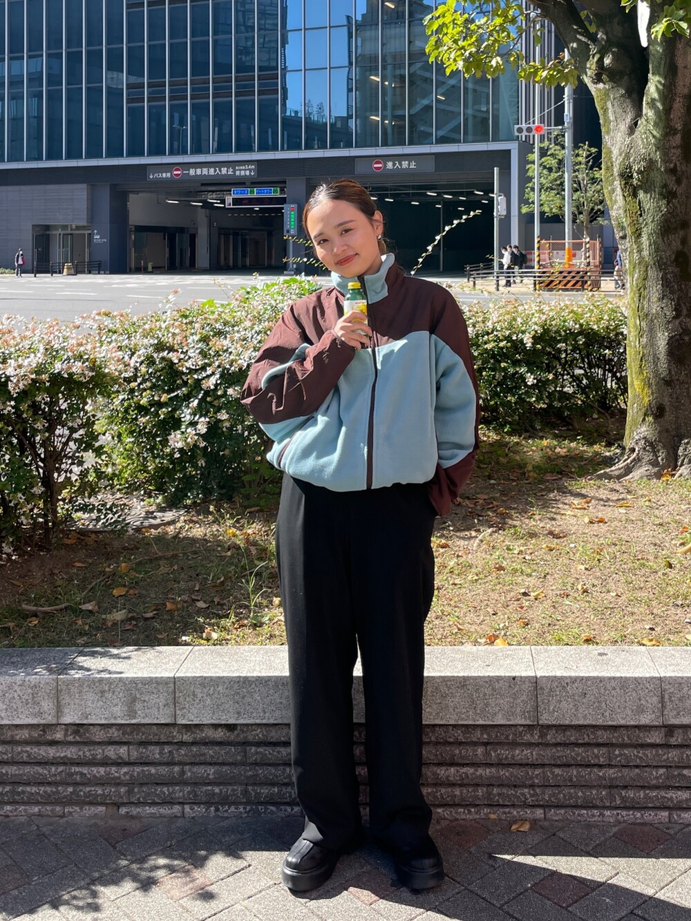 ブルー系のブルゾン、ブラック系のブーツを着用したレディースの秋コーディネートの4枚目の写真