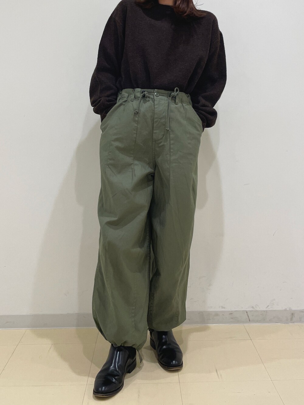 ブラウン系のムートンコート、パープル系のニット/セーター、ベージュ系のその他パンツを着用したレディースの冬コーディネートの7枚目の写真