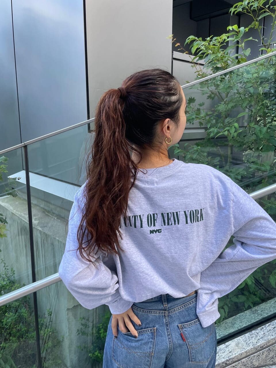 ブルー系のデニムパンツ、ブラック系のブーツ、グリーン系のMA-1を着用したレディースの秋コーディネートの3枚目の写真