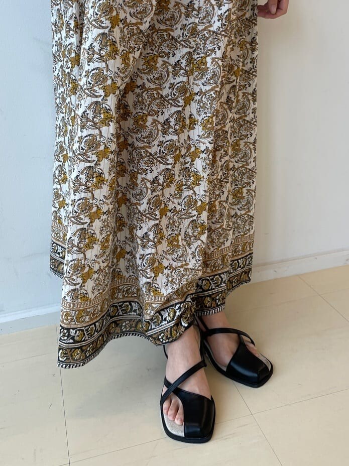 ホワイト系のワンピース、ブラック系のサンダル、ベージュ系のハットを着用したレディースの春コーディネートの7枚目の写真