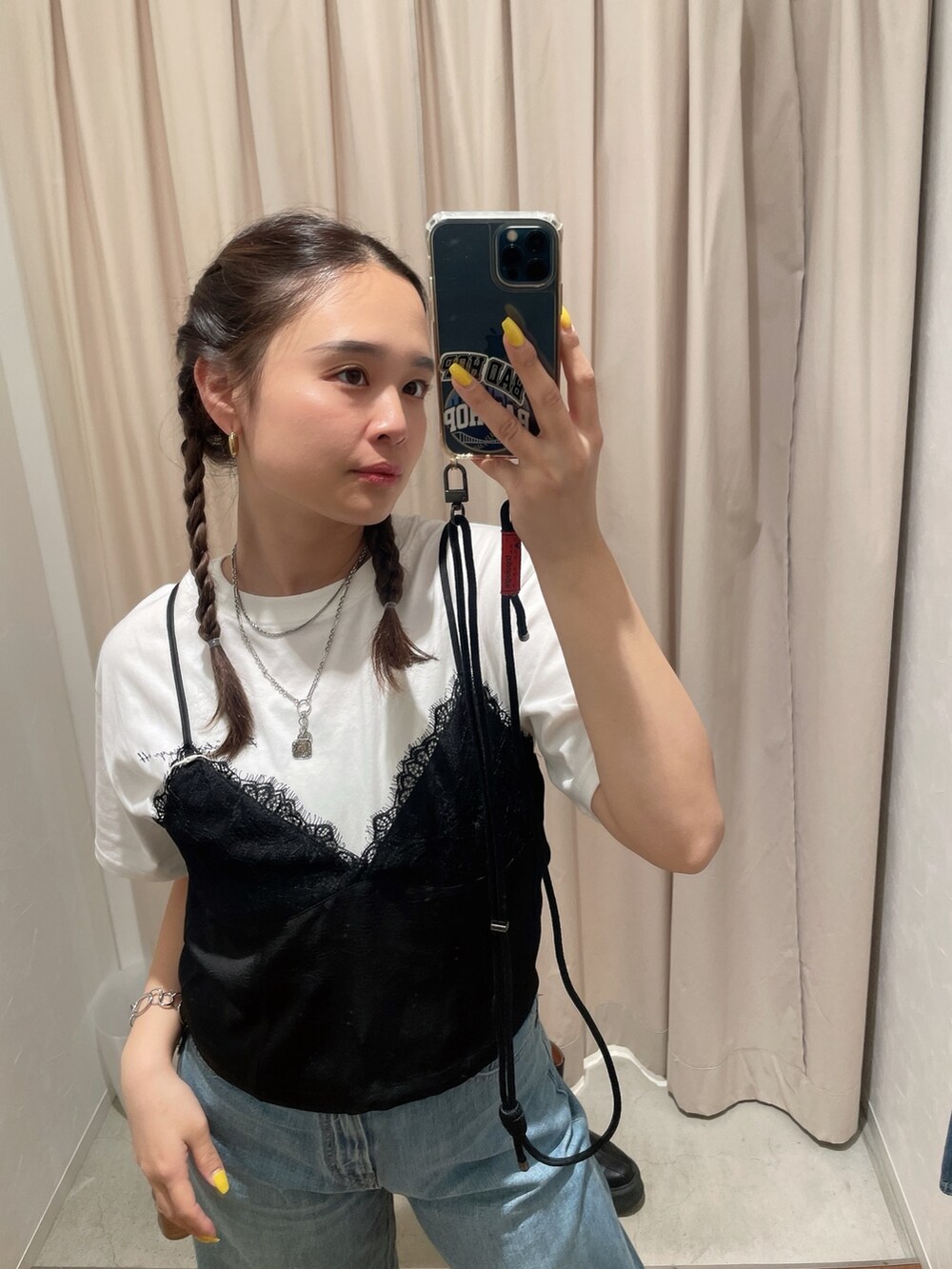 シルバー系のショルダーバッグ、ブルー系のデニムパンツ、ホワイト系のTシャツ/カットソーを着用したレディースの春コーディネートの4枚目の写真