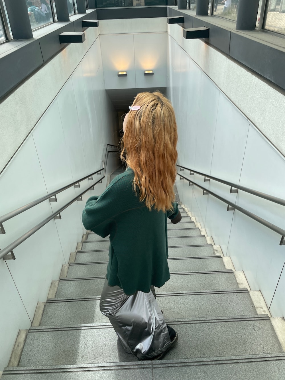 シルバー系のスカート、グリーン系のTシャツ/カットソーを着用したレディースの夏コーディネートの5枚目の写真