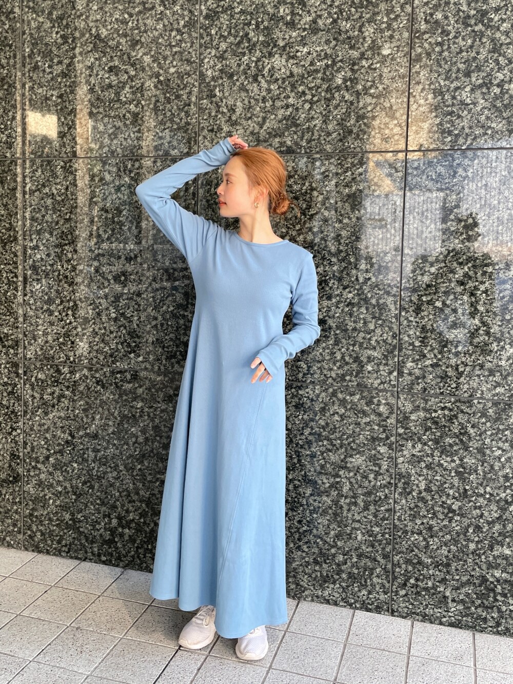 ホワイト系のブルゾンを着用したレディースの冬コーディネートの3枚目の写真