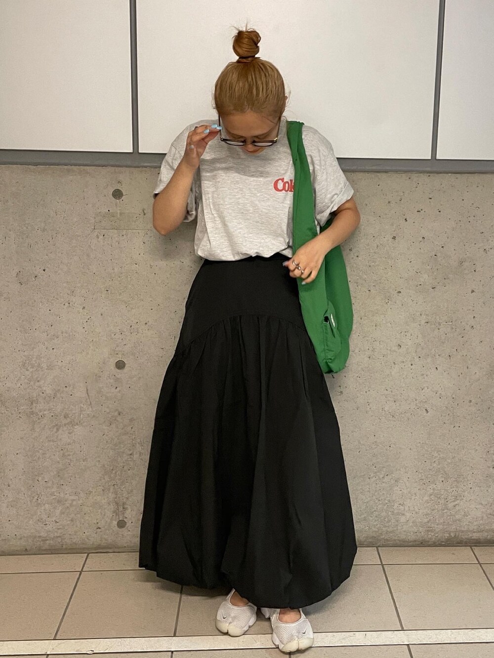 グレー系のTシャツ/カットソー、ブラック系のスカートを着用したレディースの夏コーディネートの4枚目の写真