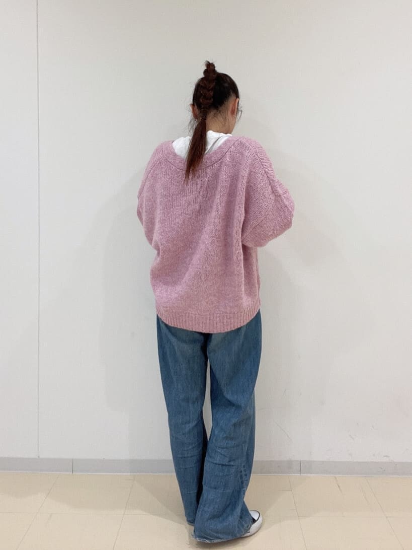 ブルー系のデニムパンツ、ホワイト系のTシャツ/カットソー、ブルー系のデニムパンツを着用したレディースの秋コーディネートの5枚目の写真