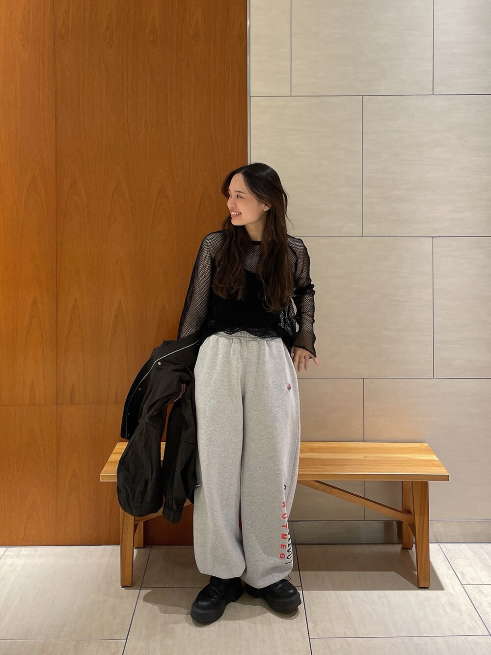 ブラック系のTシャツ/カットソー、グレー系のスウェットパンツ、ブラック系のキャミソールを着用したレディースの春コーディネートの5枚目の写真