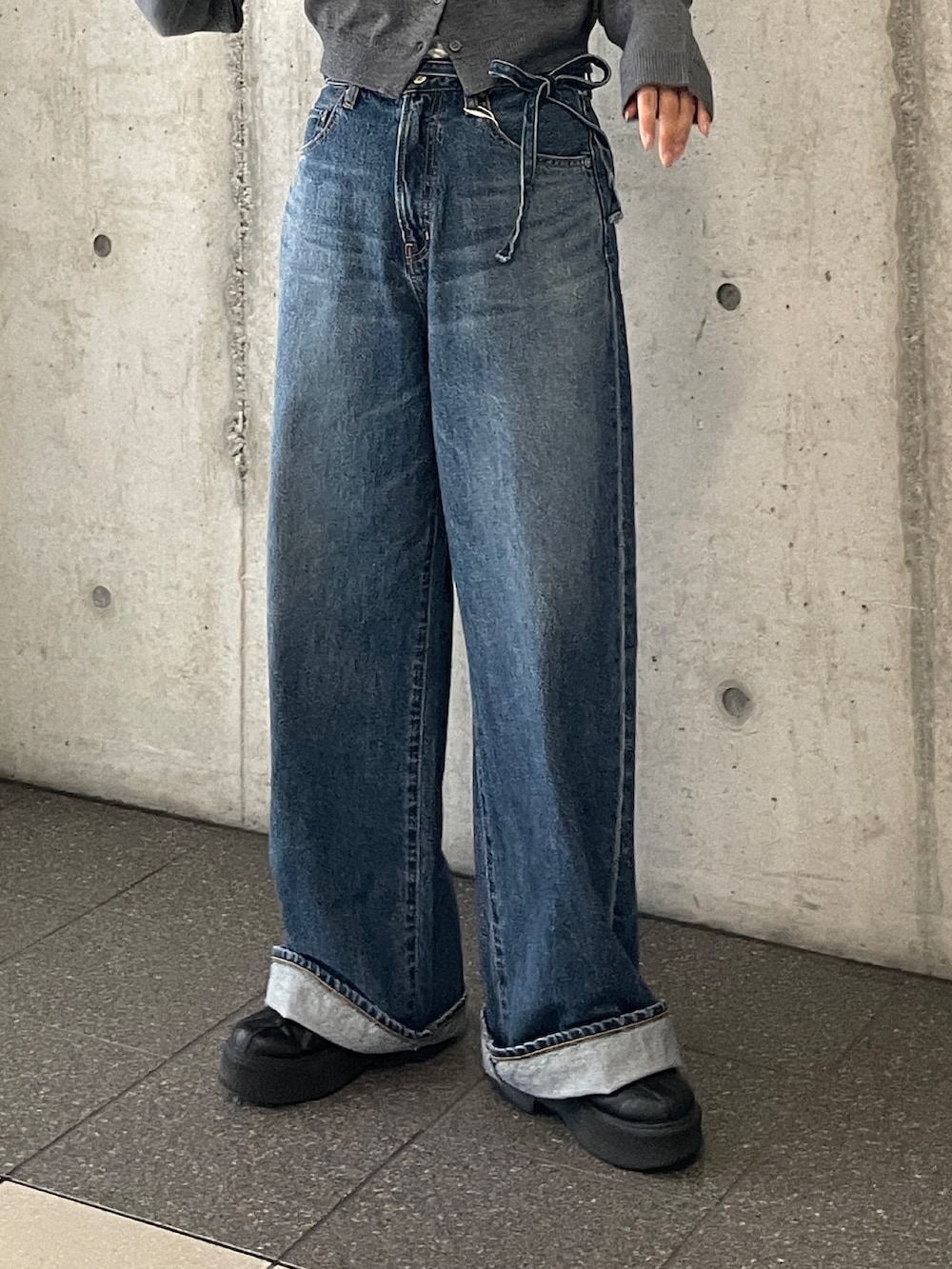 グレー系のカーディガン/ボレロ、ブルー系のデニムパンツを着用したレディースの秋コーディネートの7枚目の写真