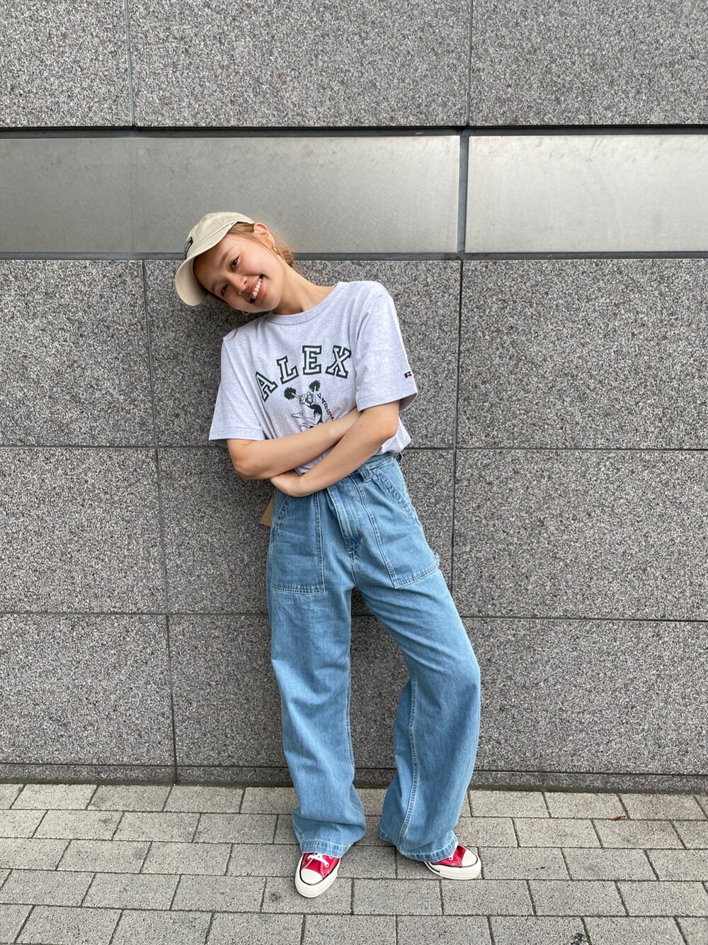 グレー系のTシャツ/カットソー、ブルー系のデニムパンツを着用したレディースの春コーディネートの4枚目の写真