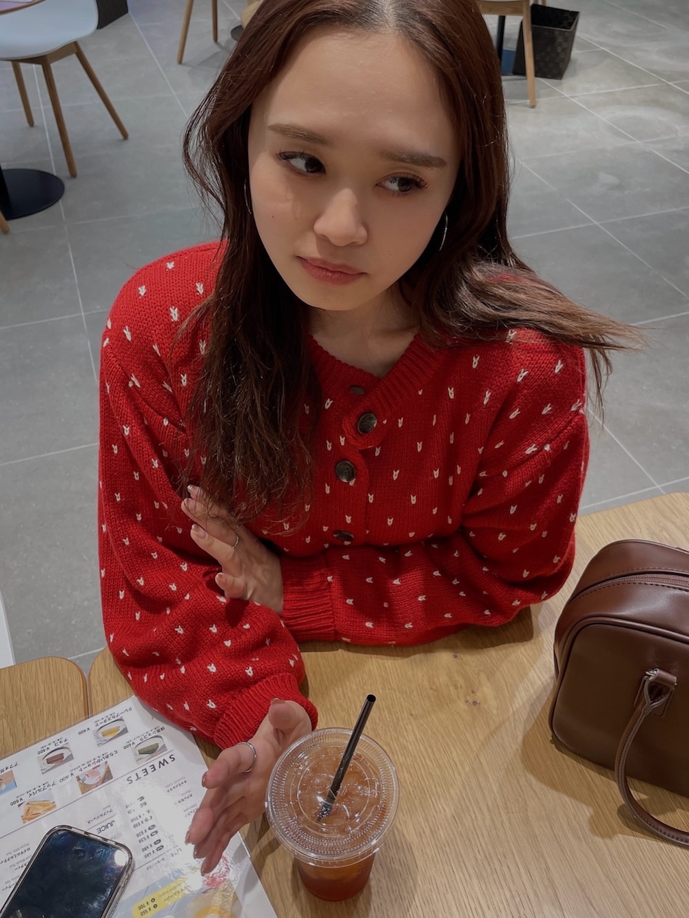 グレー系のスウェットパンツ、レッド系のカーディガン/ボレロを着用したレディースの冬コーディネートの2枚目の写真