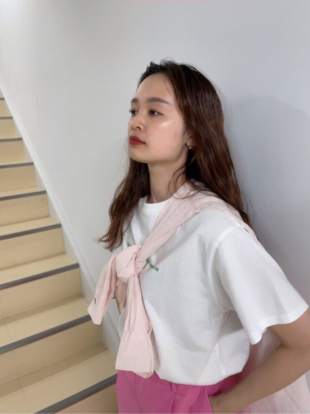 ピンク系のスラックス、ピンク系のシャツ/ブラウス、ホワイト系のサンダルを着用したレディースの春コーディネートの8枚目の写真