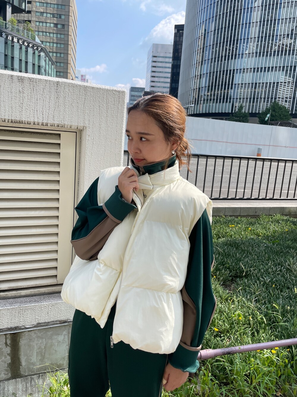 グリーン系のブルゾン、グリーン系のその他パンツ、ホワイト系のダウンベストを着用したレディースの秋コーディネートの7枚目の写真
