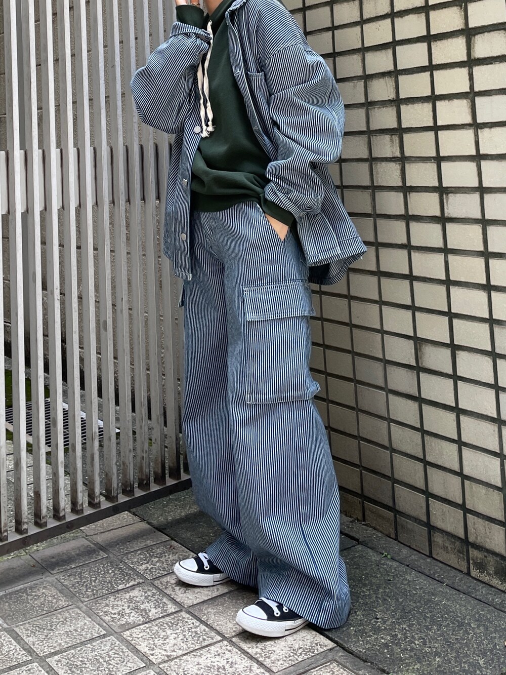 その他のブルゾン、その他のデニムパンツ、グリーン系のパーカーを着用したレディースの夏コーディネートの4枚目の写真