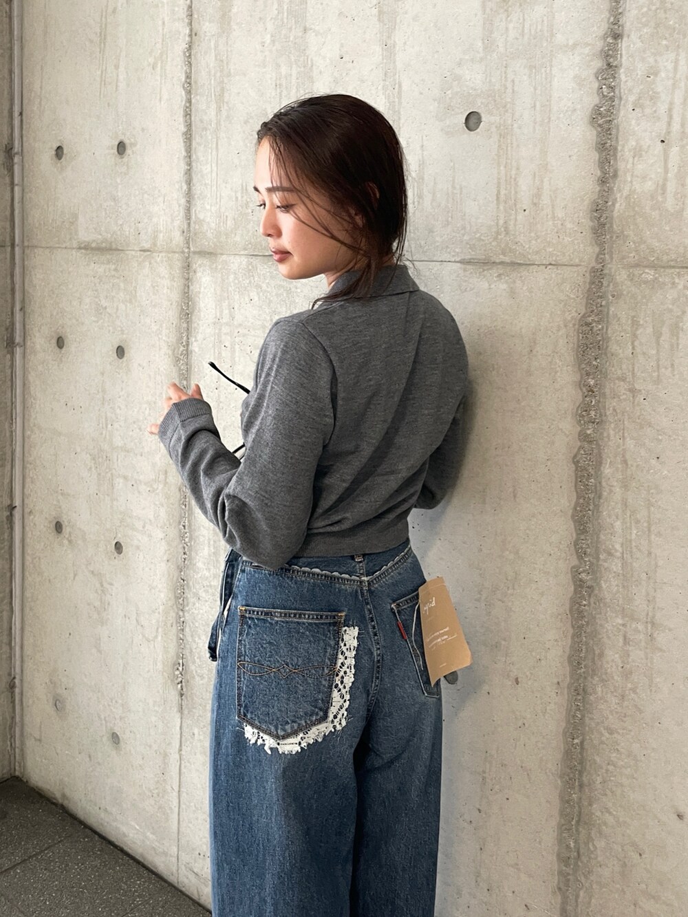 グレー系のカーディガン/ボレロ、ブルー系のデニムパンツを着用したレディースの秋コーディネートの3枚目の写真