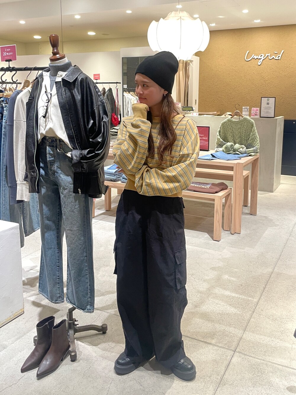 イエロー系のTシャツ/カットソー、ブラック系のその他パンツ、ブラック系のニットキャップ/ビーニーを着用したレディースの冬コーディネートの3枚目の写真