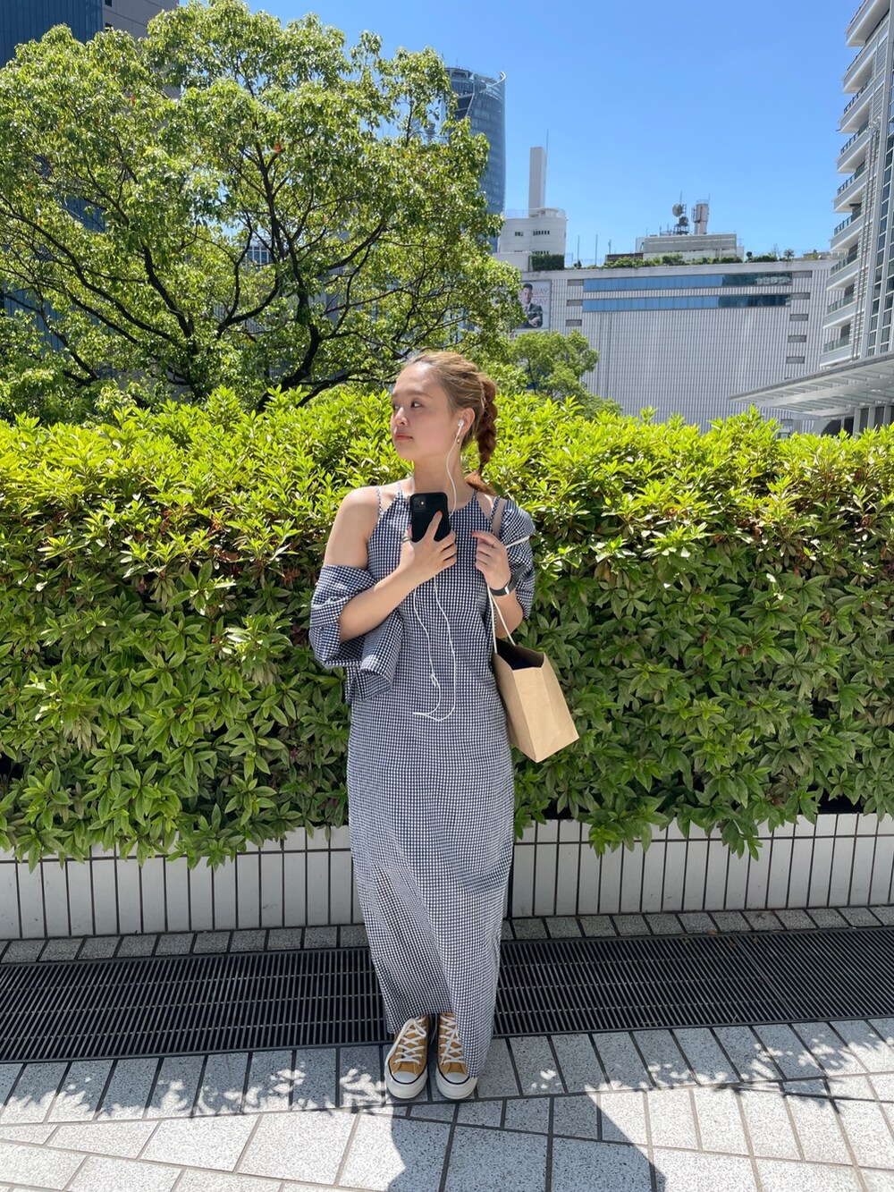 ブルー系のシャツ/ブラウス、ブルー系のワンピースを着用したレディースの春コーディネートの2枚目の写真