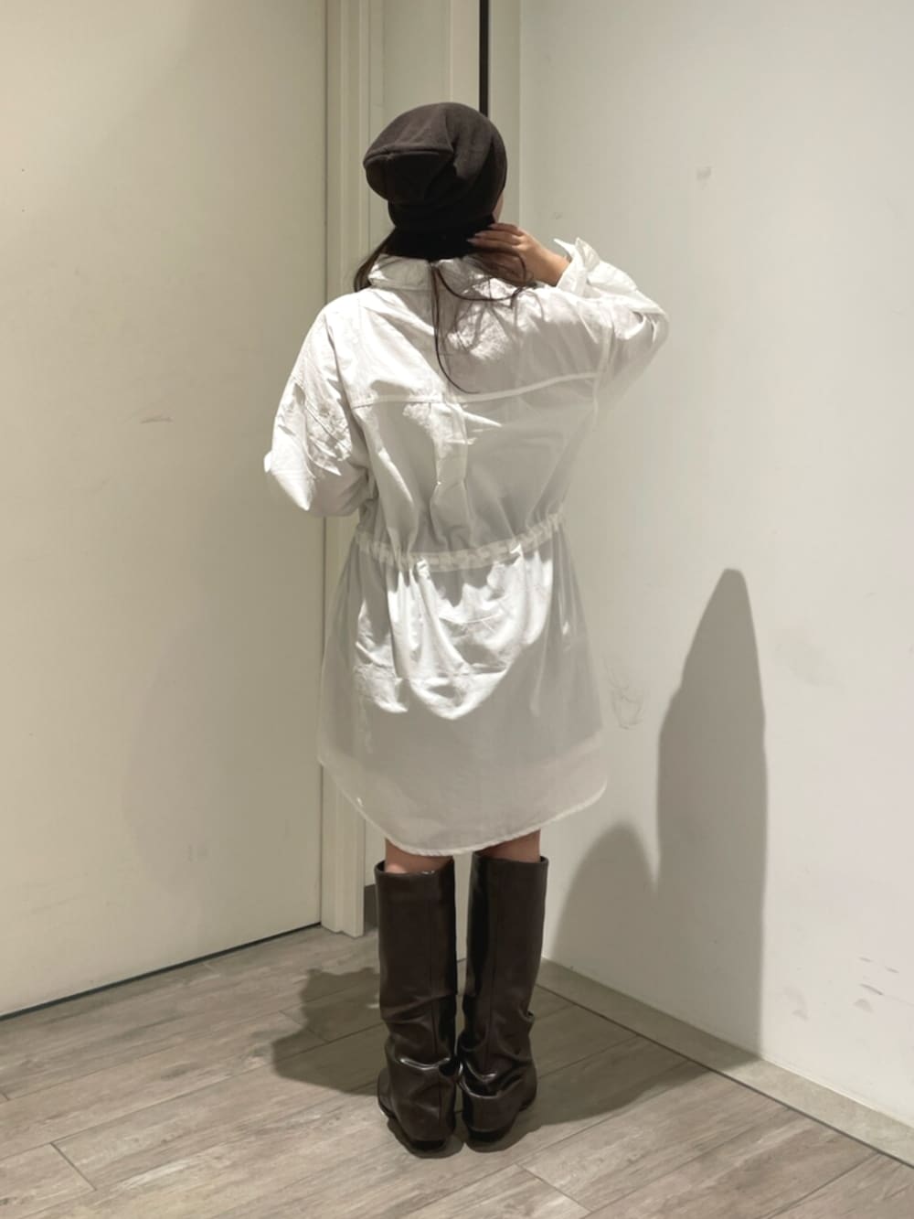 ホワイト系のワンピース、ブラウン系のその他パンツ、ブラウン系のブーツを着用したレディースの夏コーディネートの3枚目の写真