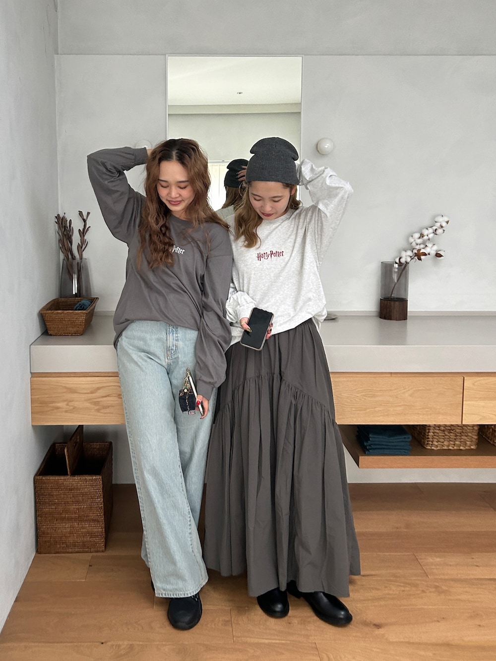 グレー系のTシャツ/カットソー、グレー系のTシャツ/カットソー、ブルー系のデニムパンツを着用したレディースの秋コーディネートの5枚目の写真