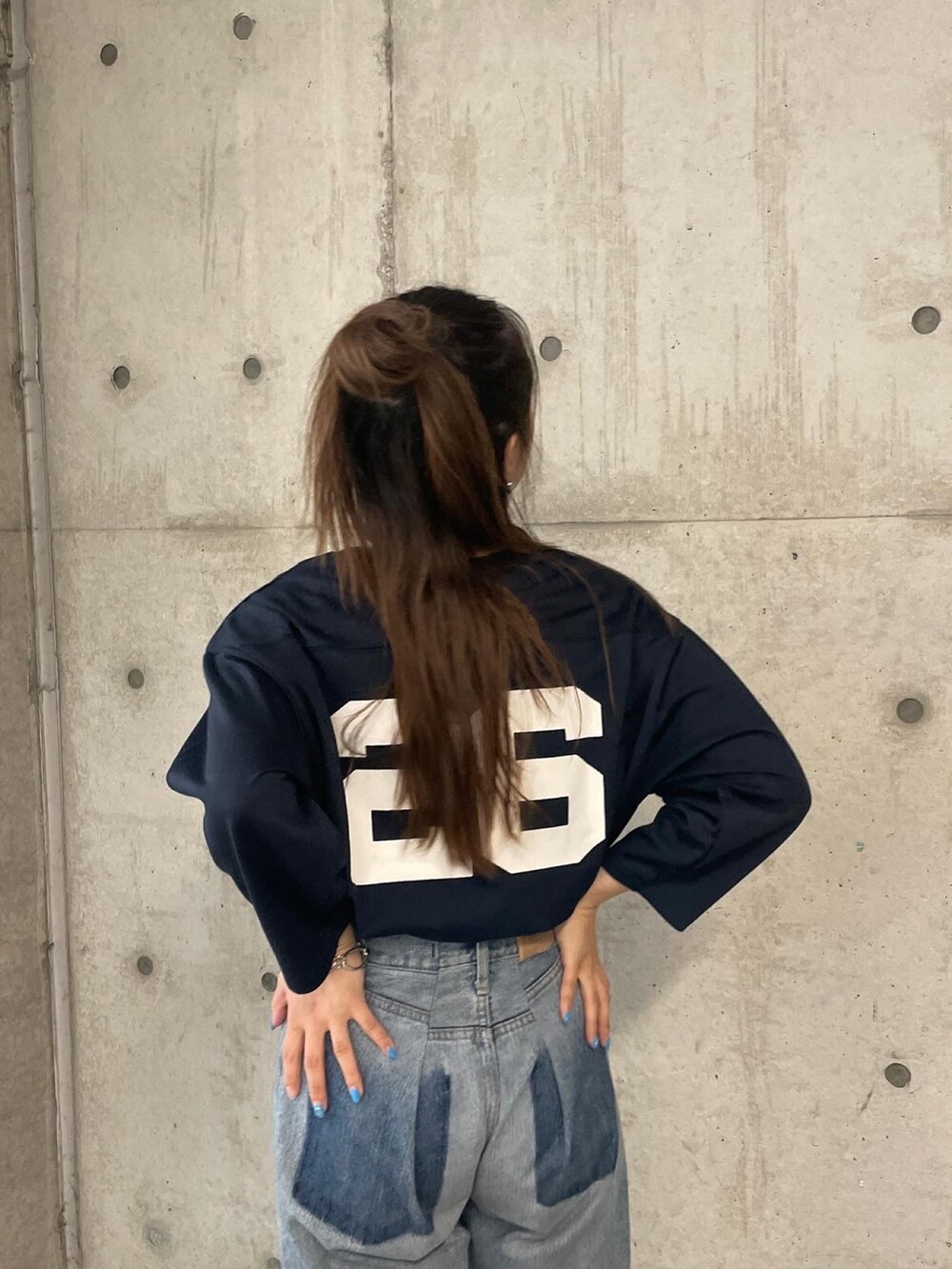 ブルー系のデニムパンツ、ブルー系のTシャツ/カットソーを着用したレディースの春コーディネートの3枚目の写真