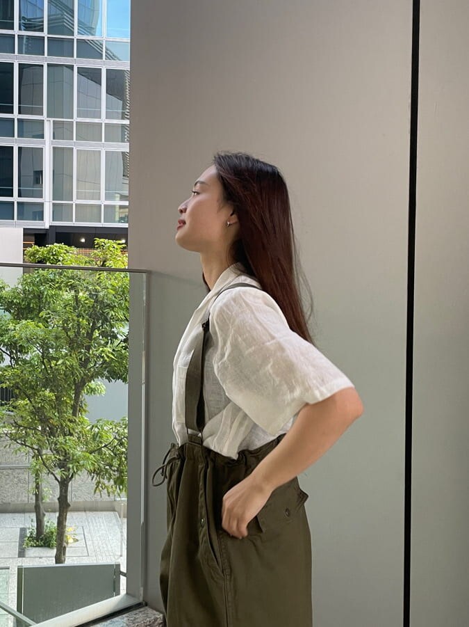 ベージュ系のサロペット/オーバーオール、ホワイト系のシャツ/ブラウスを着用したレディースの春コーディネートの8枚目の写真