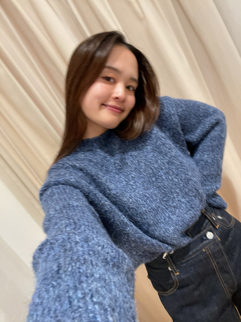 ブルー系のデニムパンツ、ブルー系のニット/セーターを着用したレディースの冬コーディネートの3枚目の写真