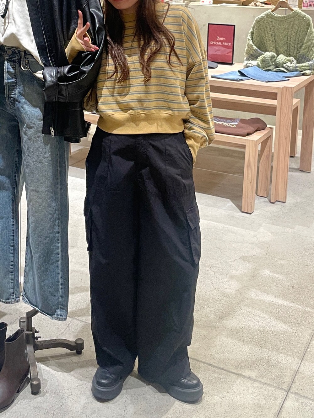 イエロー系のTシャツ/カットソー、ブラック系のその他パンツ、ブラック系のニットキャップ/ビーニーを着用したレディースの冬コーディネートの4枚目の写真