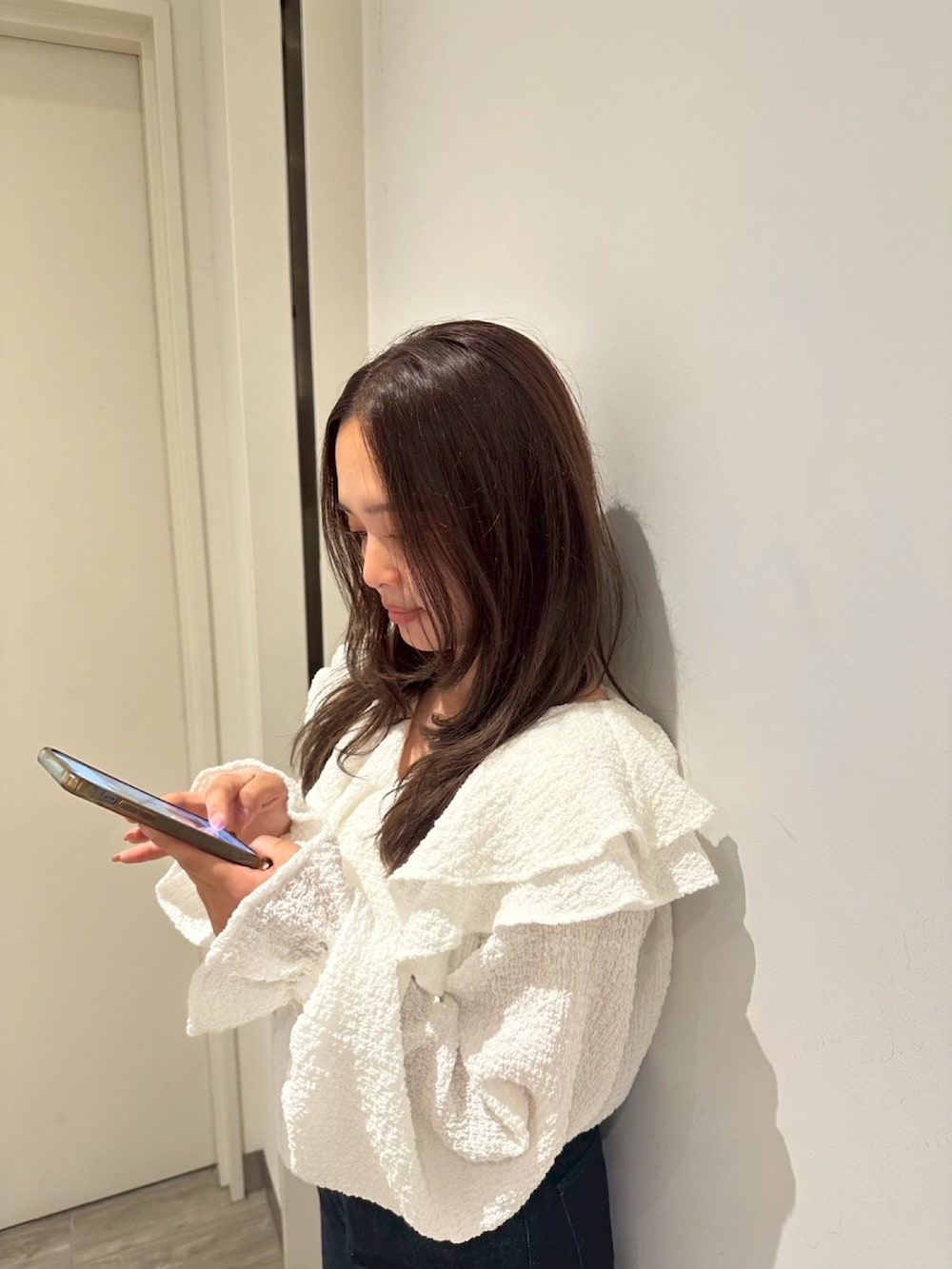ホワイト系のシャツ/ブラウス、ブルー系のデニムパンツを着用したレディースの秋コーディネートの2枚目の写真