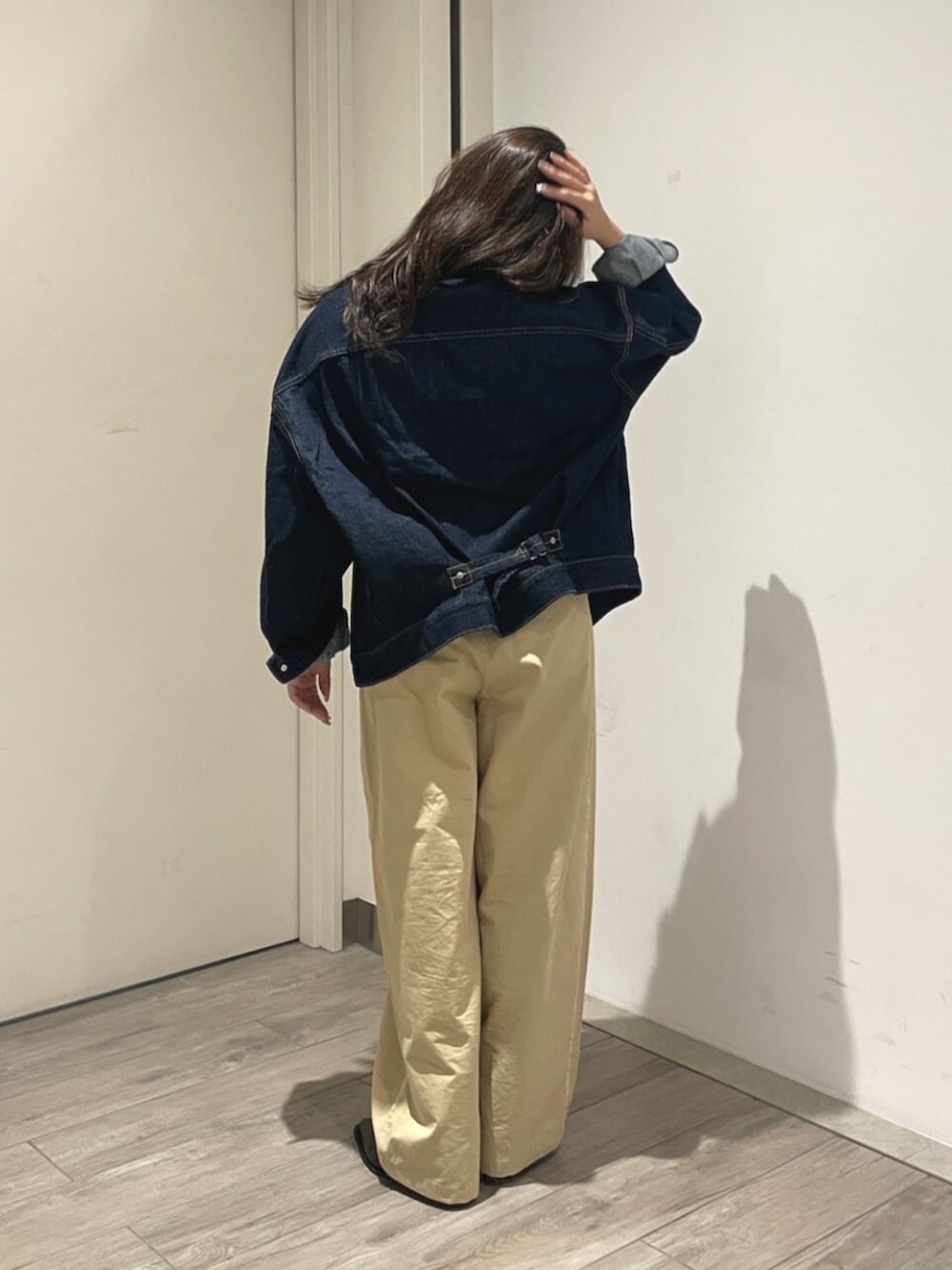 ベージュ系のその他パンツ、ブラック系のブーツ、ブルー系のデニムジャケットを着用したレディースの夏コーディネートの3枚目の写真