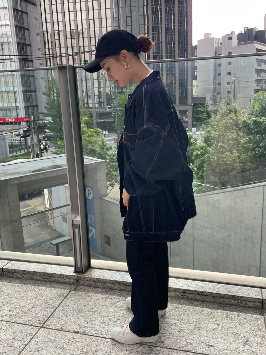 ブルー系のデニムジャケット、ブルー系のデニムパンツ、ホワイト系のTシャツ/カットソーを着用したレディースの夏コーディネートの8枚目の写真