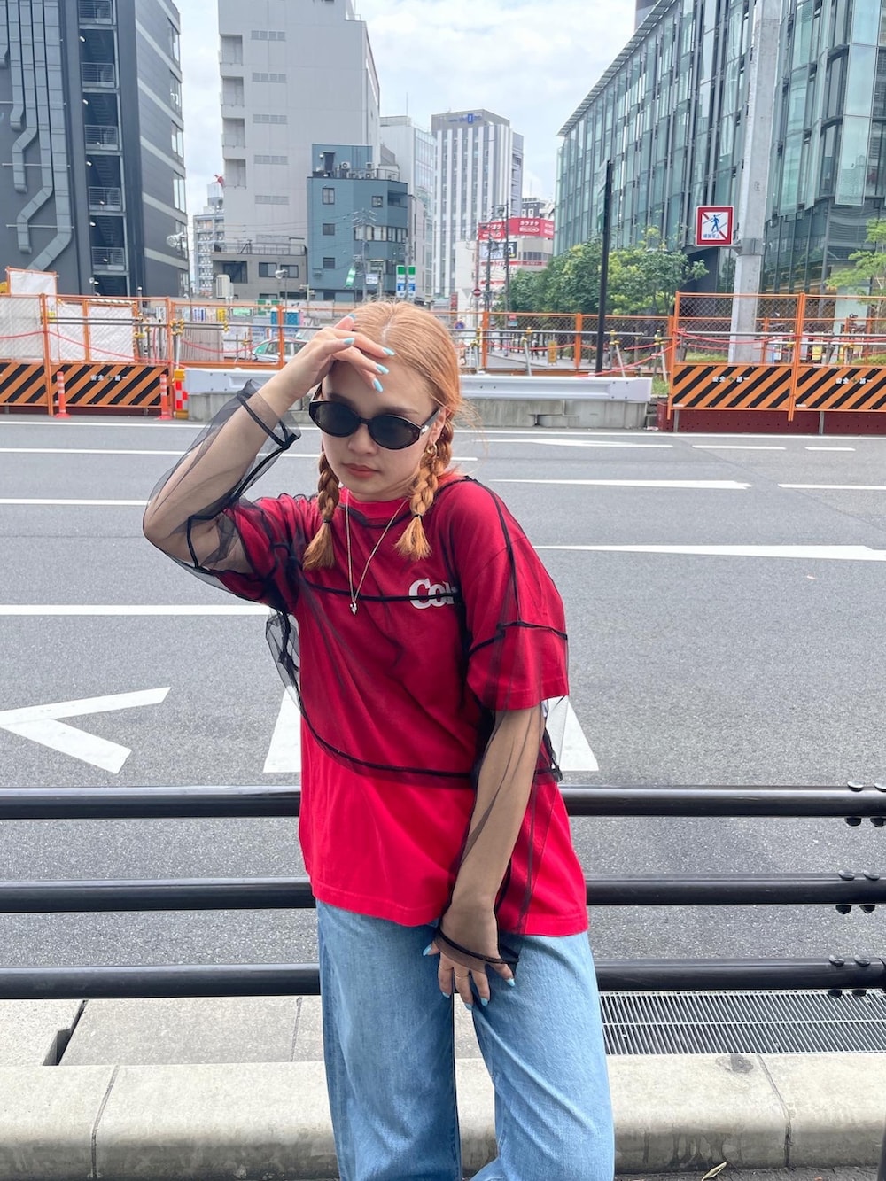 レッド系のTシャツ/カットソー、ブルー系のデニムパンツ、シルバー系のネックレスを着用したレディースの夏コーディネートの5枚目の写真