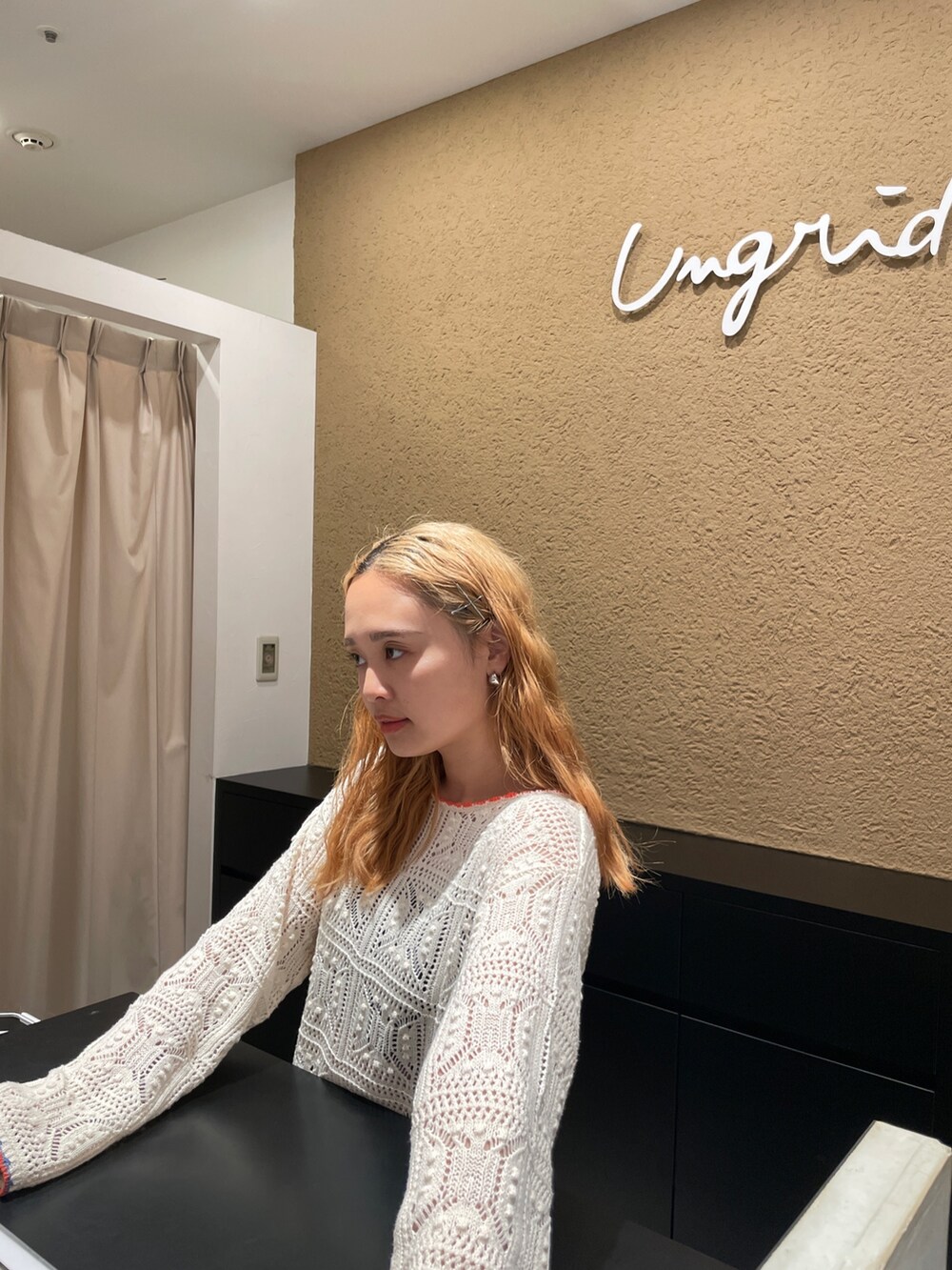 ホワイト系のニット/セーター、ブルー系のデニムパンツを着用したレディースの秋コーディネートの4枚目の写真