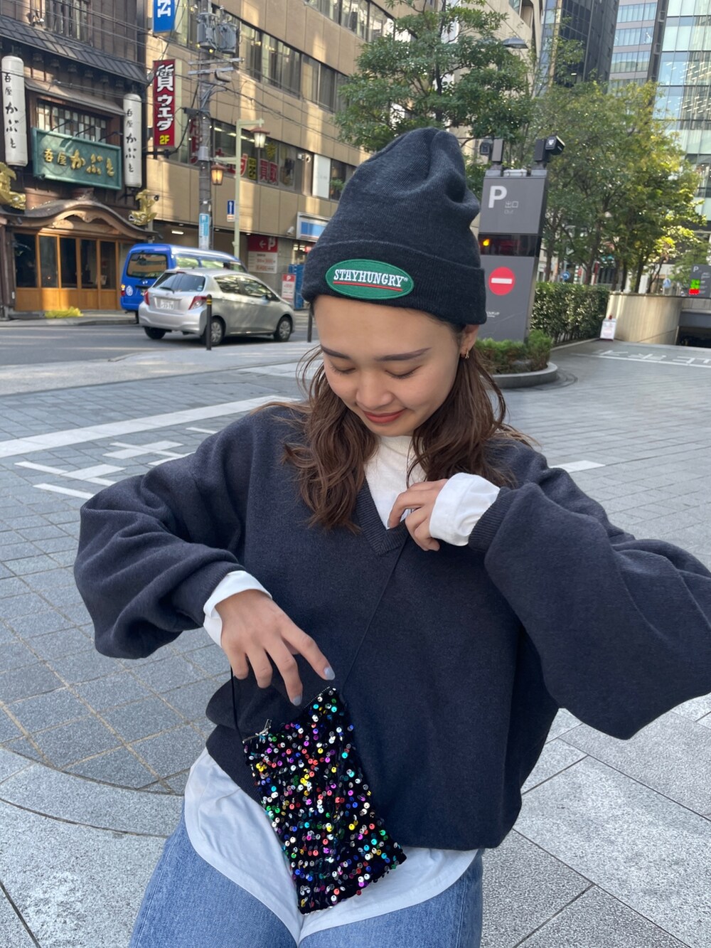 シルバー系のパンプス、ホワイト系のTシャツ/カットソー、グレー系のニット/セーターを着用したレディースの秋コーディネートの4枚目の写真