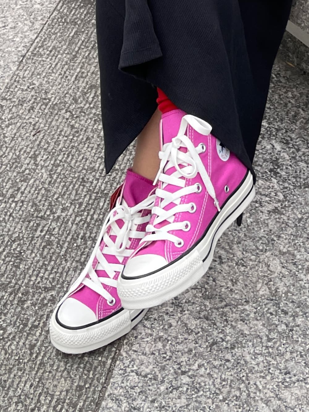 ブルー系のデニムジャケット、ブラウン系のワンピース、ホワイト系のTシャツ/カットソーを着用したレディースの春コーディネートの10枚目の写真