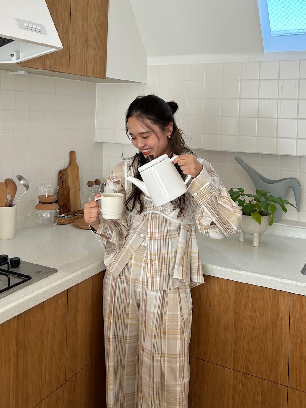 ベージュ系のシャツ/ブラウス、ベージュ系のその他パンツ、ホワイト系のシャツ/ブラウスを着用したレディースの冬コーディネートの3枚目の写真