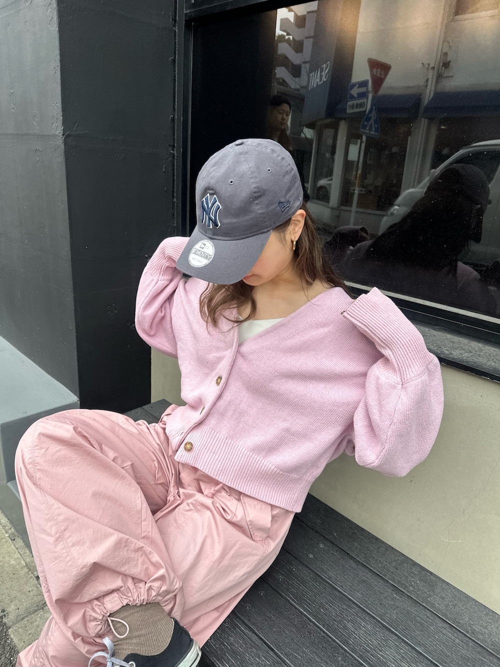 ピンク系のカーディガン/ボレロ、ピンク系のその他パンツを着用したレディースの冬コーディネートの4枚目の写真