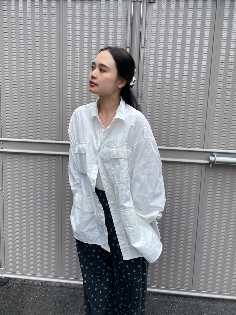 グレー系のその他パンツ、ホワイト系のシャツ/ブラウスを着用したレディースの夏コーディネートの4枚目の写真