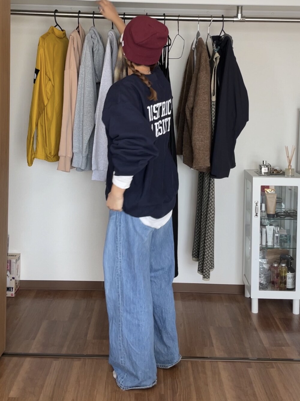 ブルー系のスウェット、ホワイト系のTシャツ/カットソー、ブルー系のデニムパンツを着用したレディースの秋コーディネートの2枚目の写真