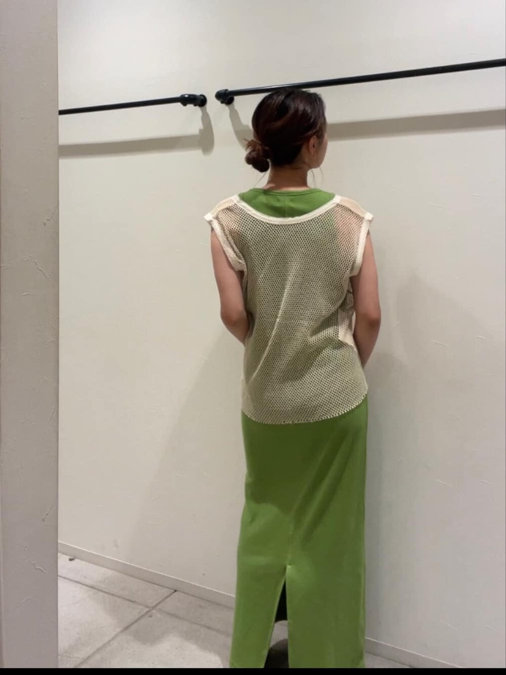 グリーン系のワンピース、ベージュ系のタンクトップ、ブラック系のサンダルを着用したレディースの夏コーディネートの2枚目の写真