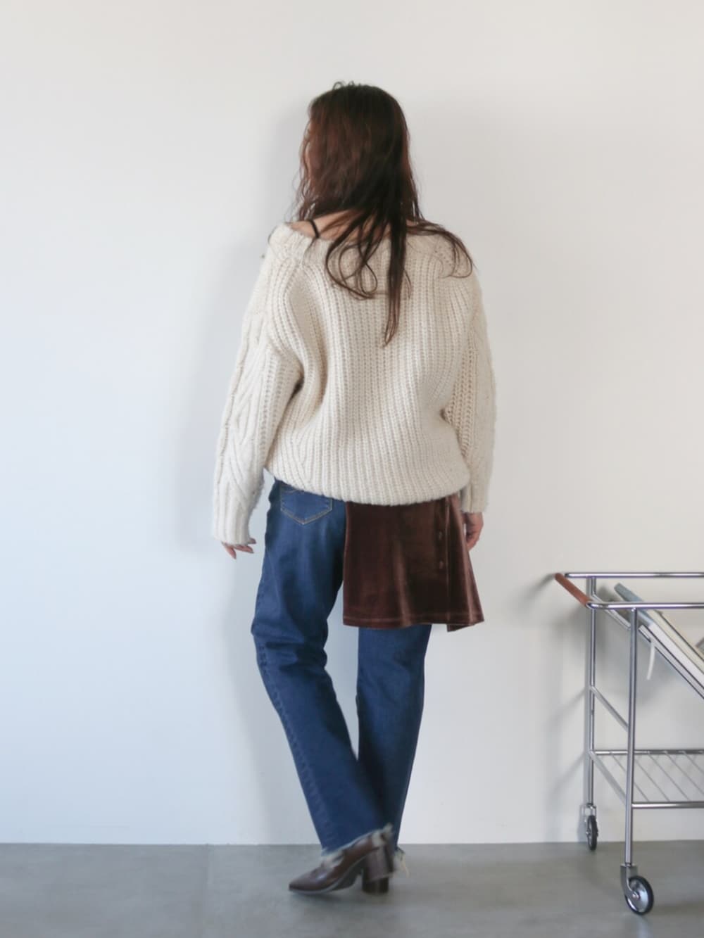 ホワイト系のニット/セーター、ブラウン系のシャツ/ブラウス、ブルー系のデニムパンツを着用したレディースの秋コーディネートの3枚目の写真