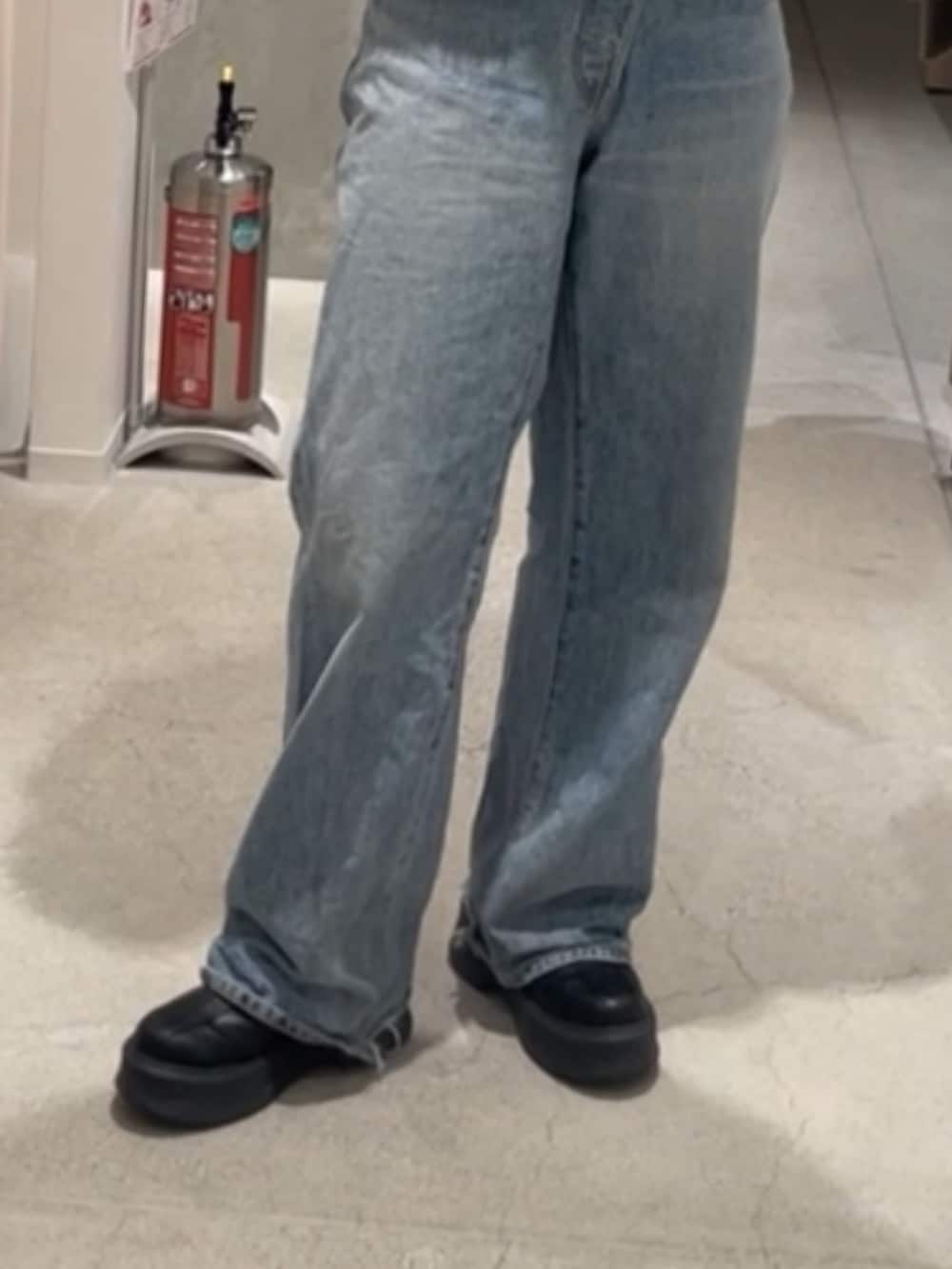 ブラウン系のニット/セーター、ブルー系のデニムパンツを着用したレディースの冬コーディネートの3枚目の写真