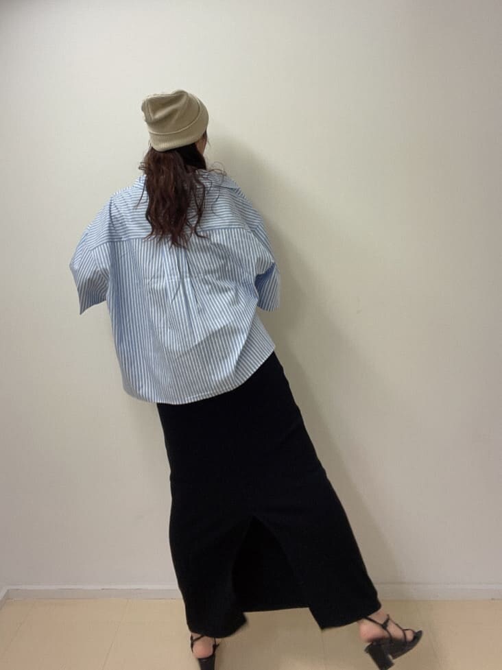 ブラック系のワンピース、ブルー系のシャツ/ブラウス、シルバー系のネックレスを着用したレディースの春コーディネートの5枚目の写真