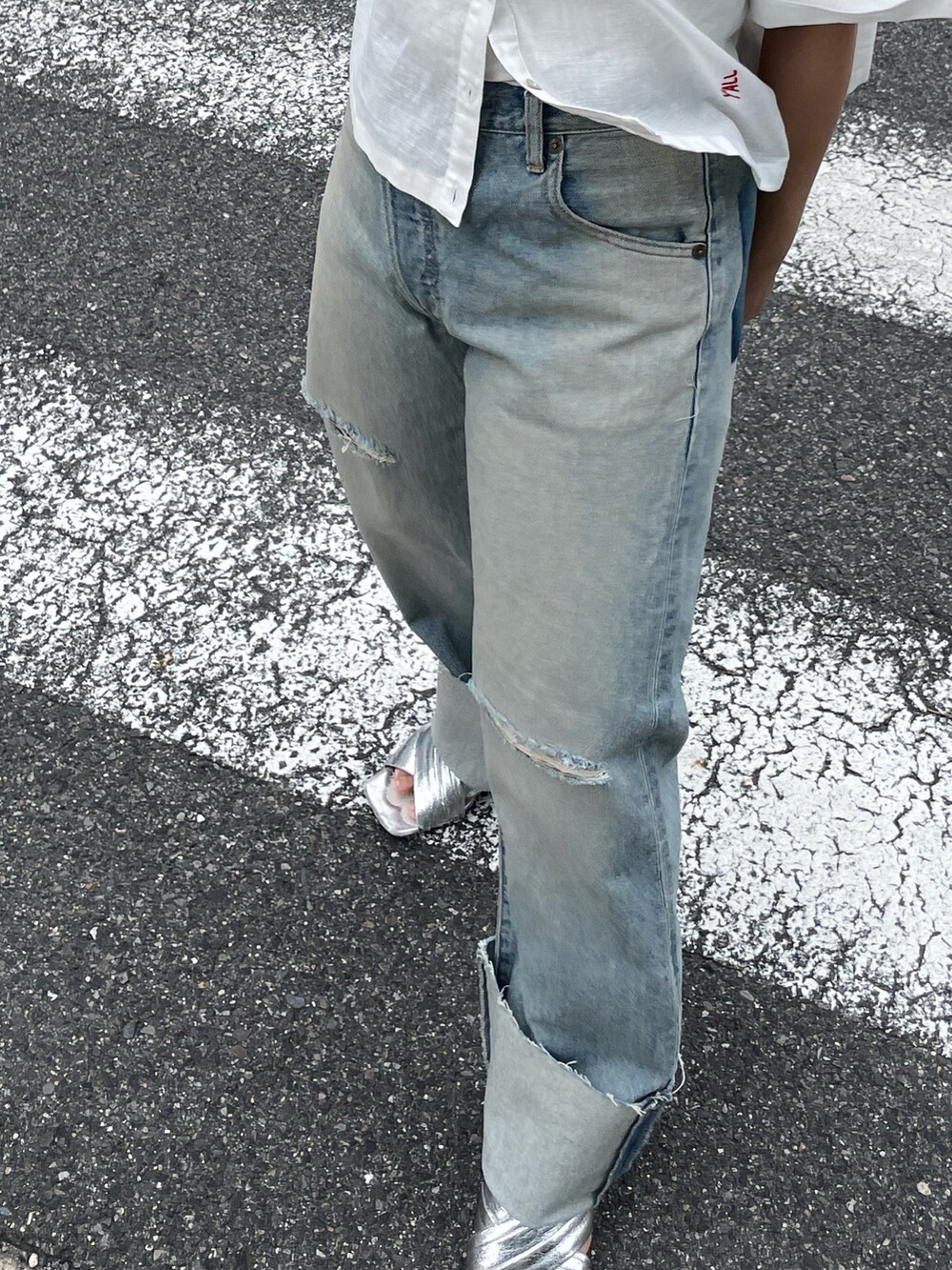シルバー系のサンダル、ブルー系のデニムパンツ、ホワイト系のシャツ/ブラウスを着用したレディースの夏コーディネートの4枚目の写真