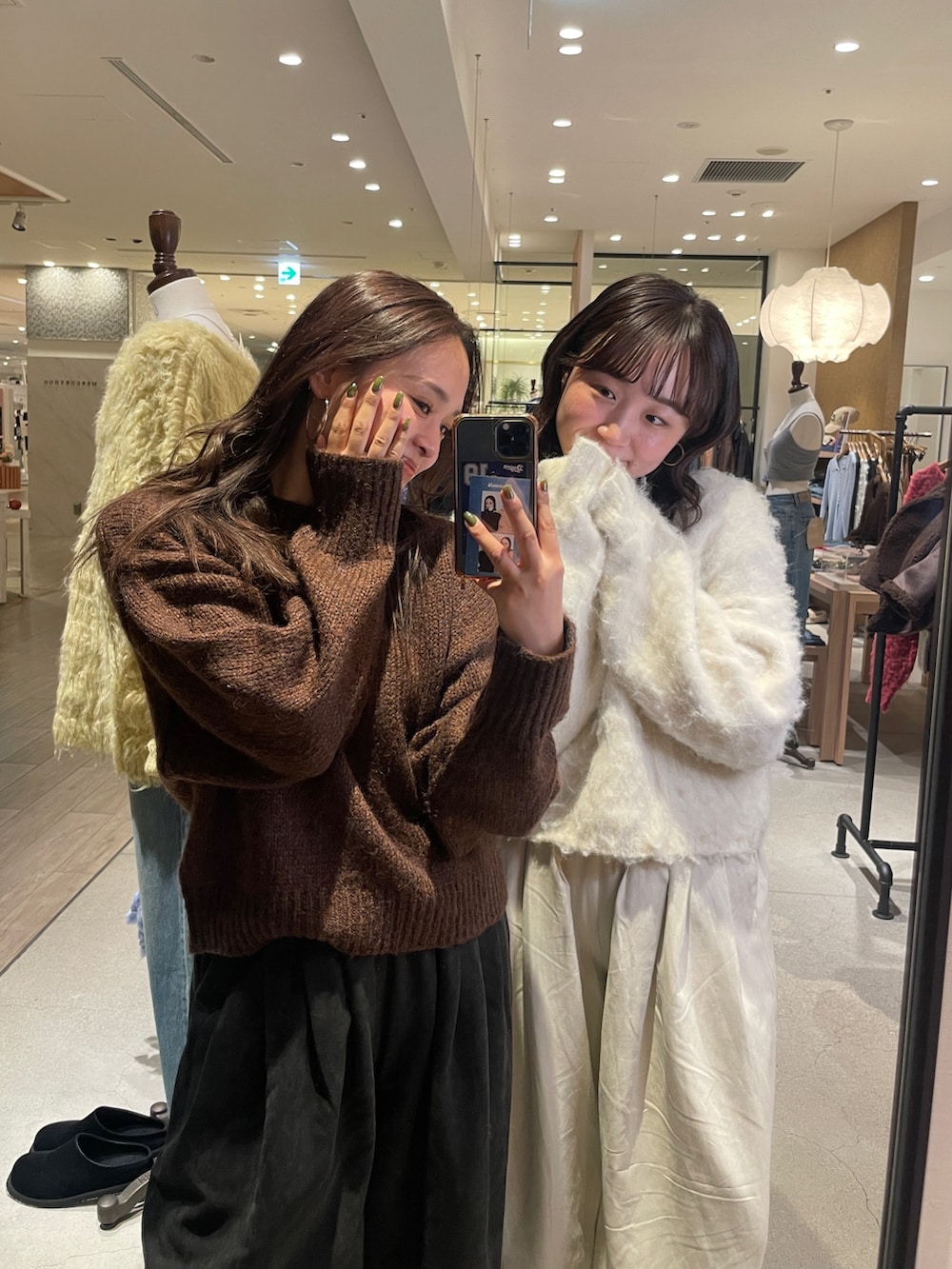 ブラウン系のニット/セーター、グレー系のその他パンツ、ホワイト系のニット/セーターを着用したレディースの秋コーディネートの2枚目の写真