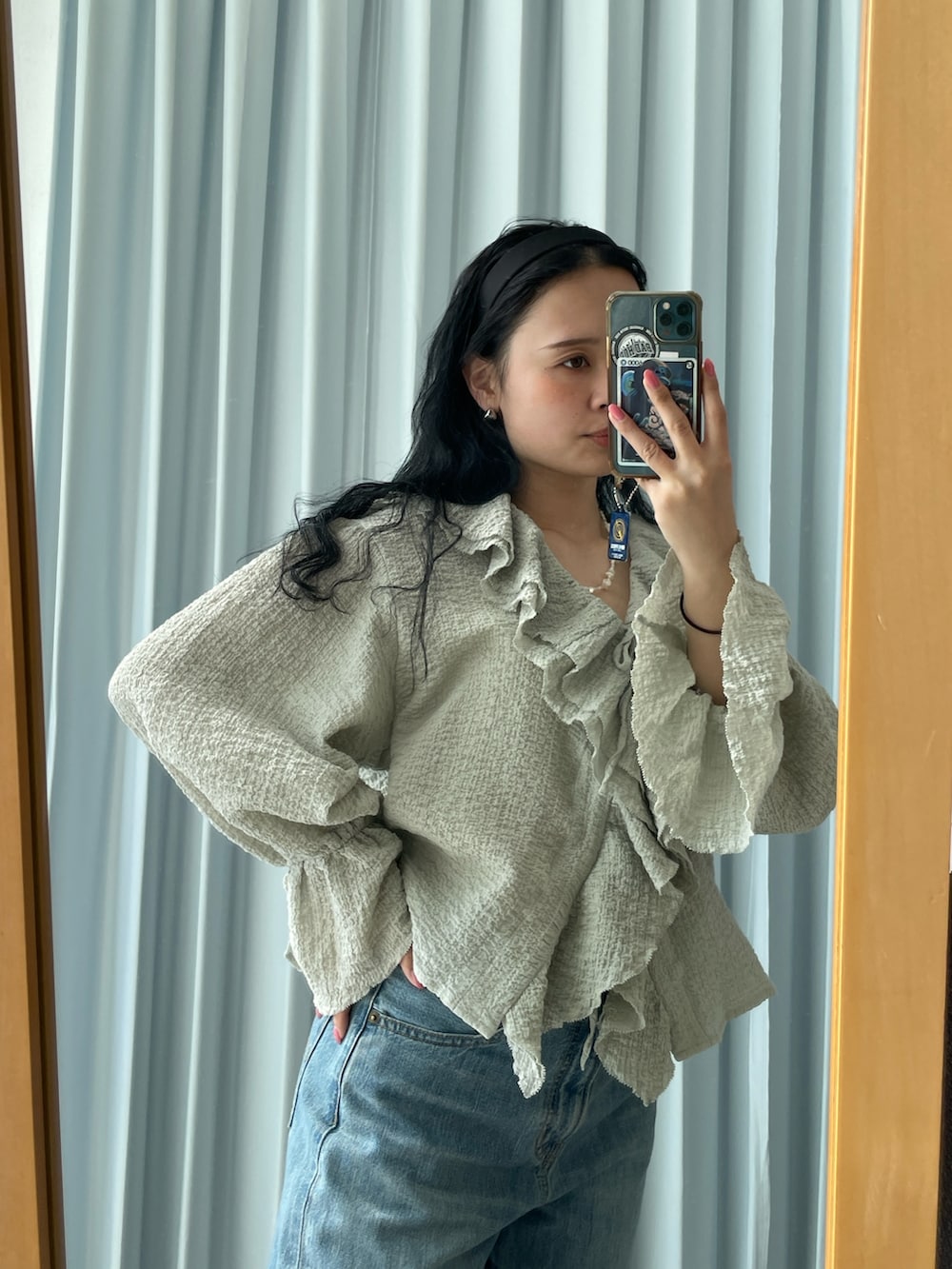 グリーン系のシャツ/ブラウス、ブルー系のデニムパンツを着用したレディースの春コーディネートの2枚目の写真